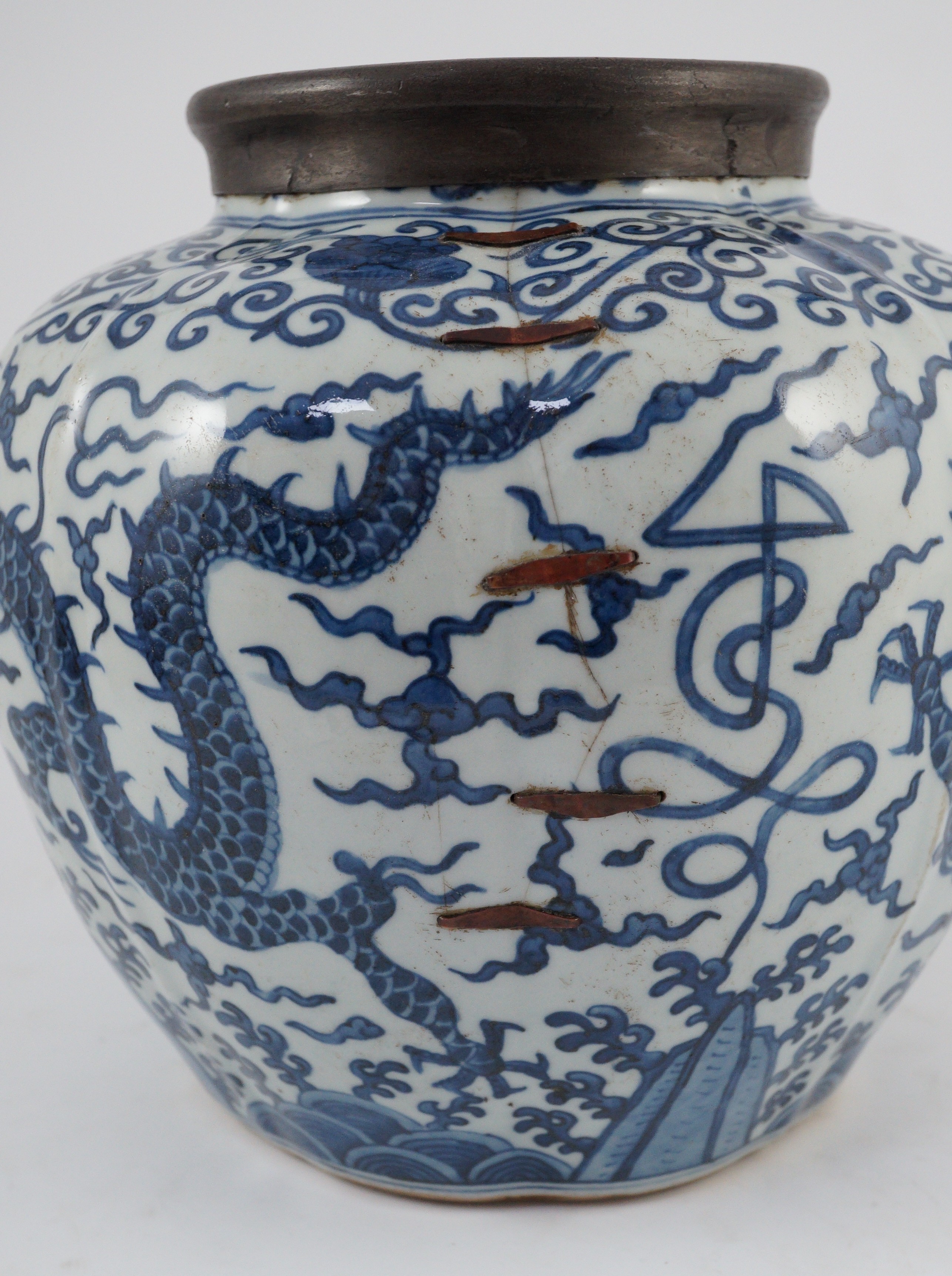 A Chinese blue and white ‘dragon jar, Wanli mark and possibly of the period, 23 cm high